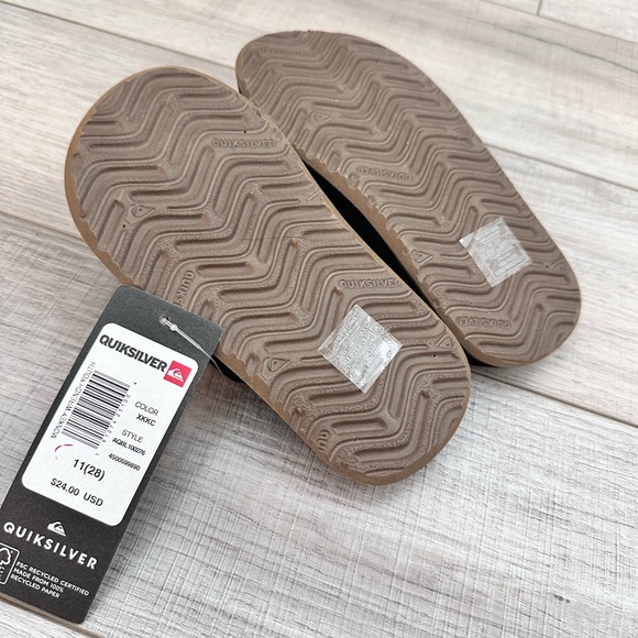 Boys Size 11 Quicksilver NWT flip flops - Picture 2 of 2